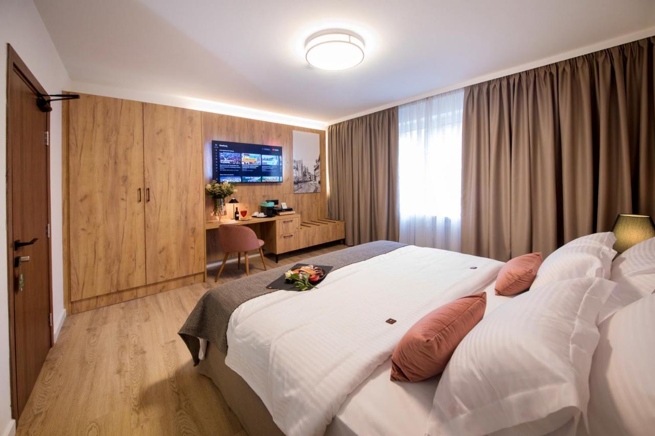 Gaestehaus Zum Roten Hahn ลือเนอบวร์ก ภายนอก รูปภาพ