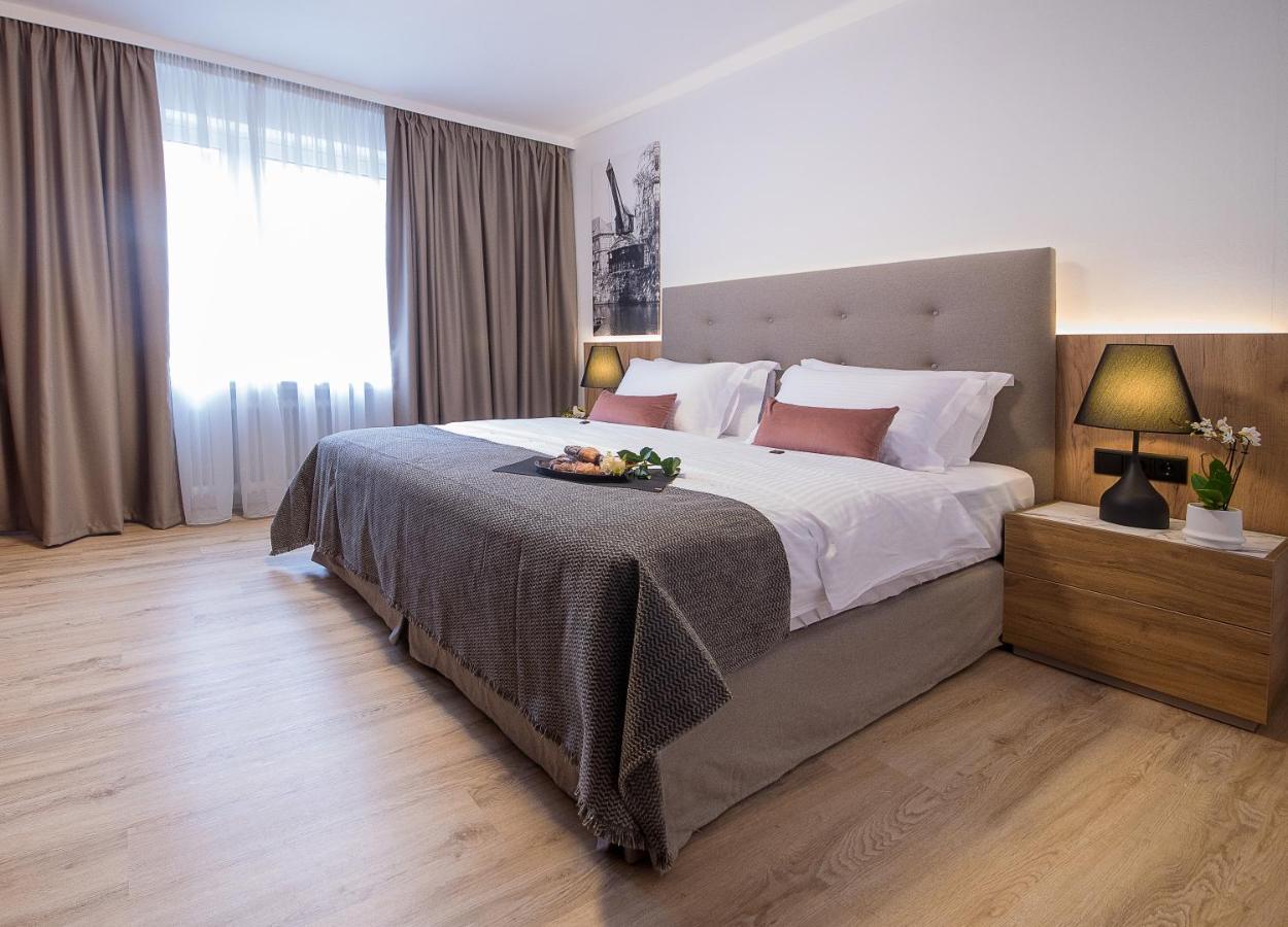 Gaestehaus Zum Roten Hahn ลือเนอบวร์ก ภายนอก รูปภาพ