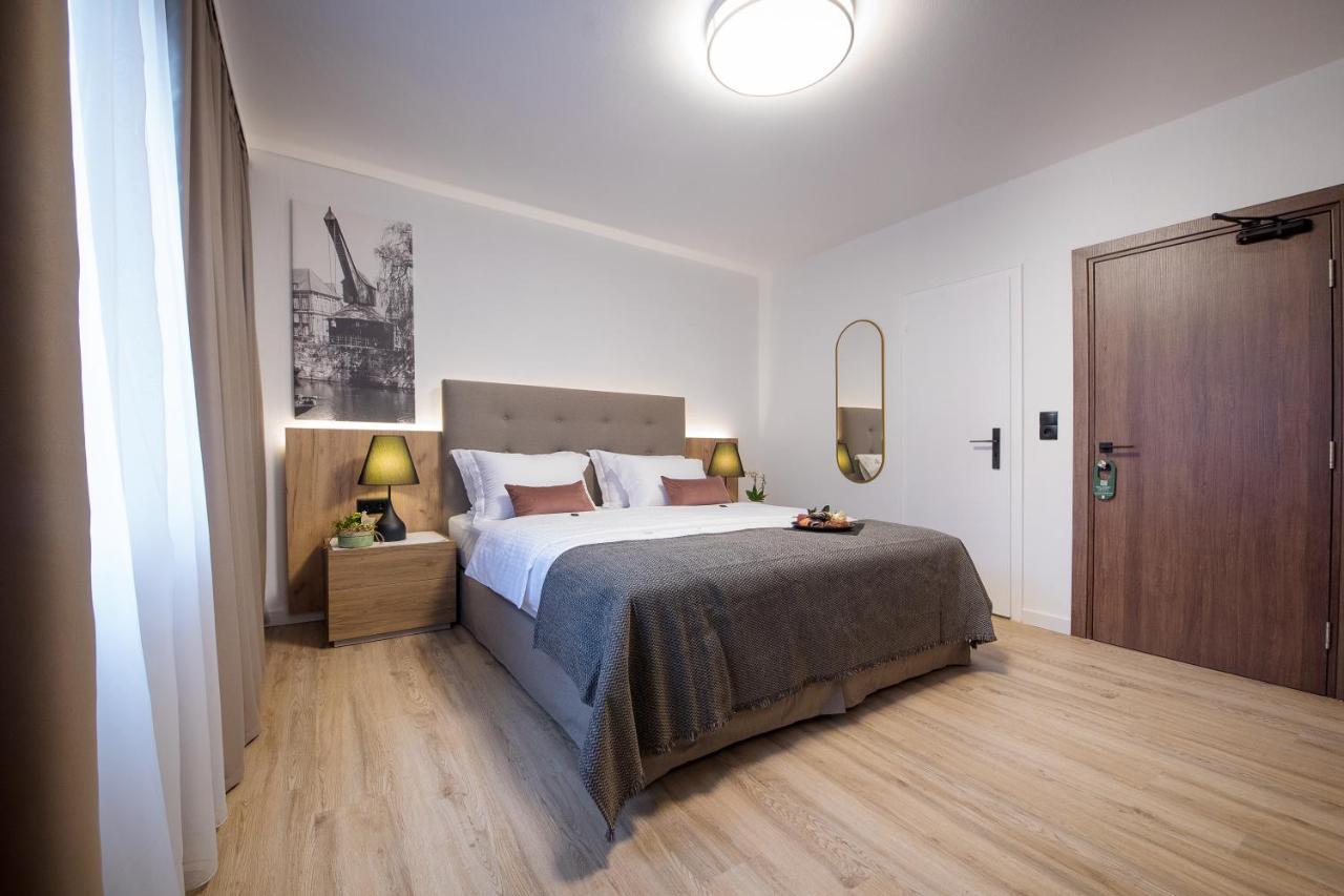 Gaestehaus Zum Roten Hahn ลือเนอบวร์ก ภายนอก รูปภาพ