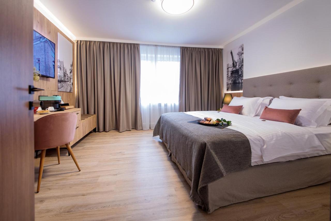 Gaestehaus Zum Roten Hahn ลือเนอบวร์ก ภายนอก รูปภาพ