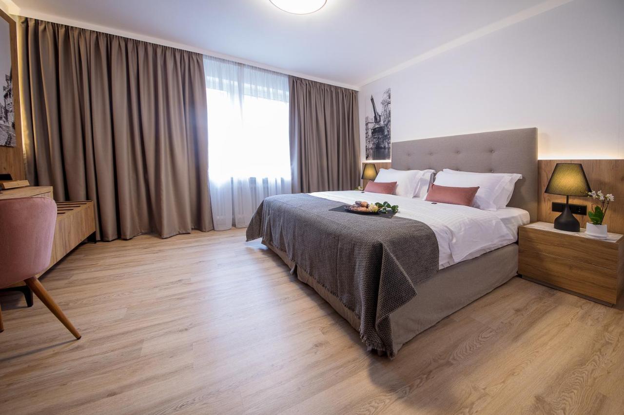 Gaestehaus Zum Roten Hahn ลือเนอบวร์ก ภายนอก รูปภาพ
